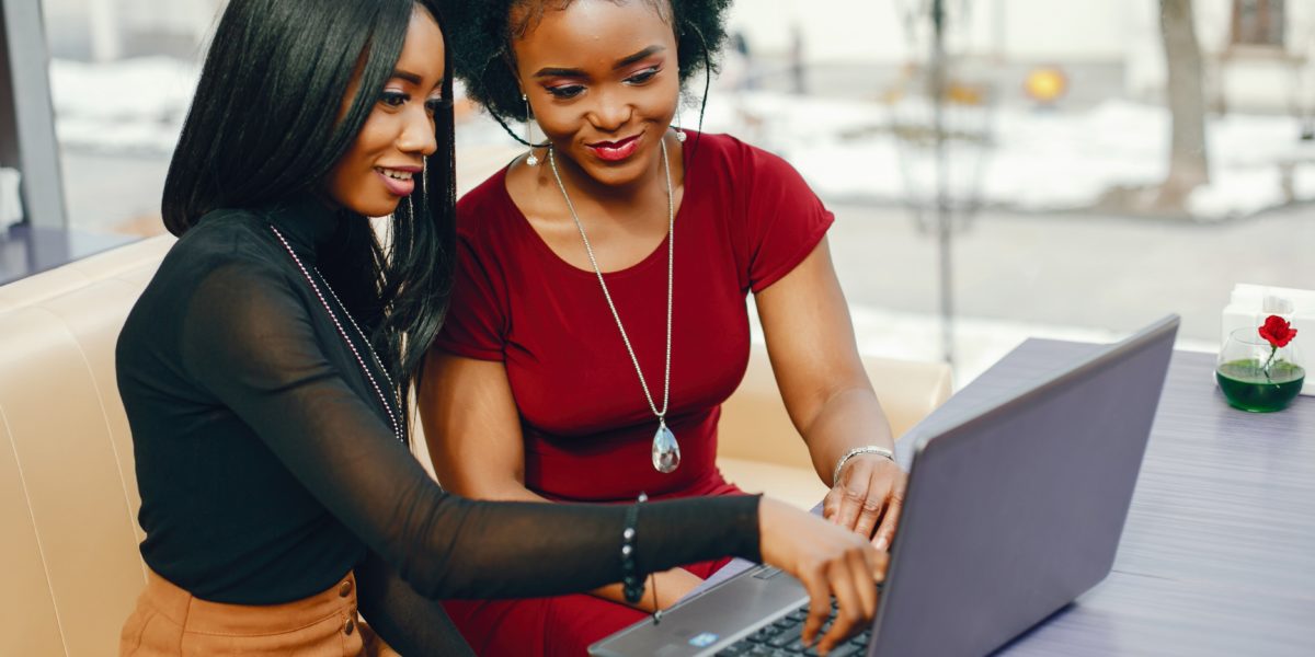 Dream Legacy Foundation - deux femmes afro-américaines travaillant avec un ordinateur portable